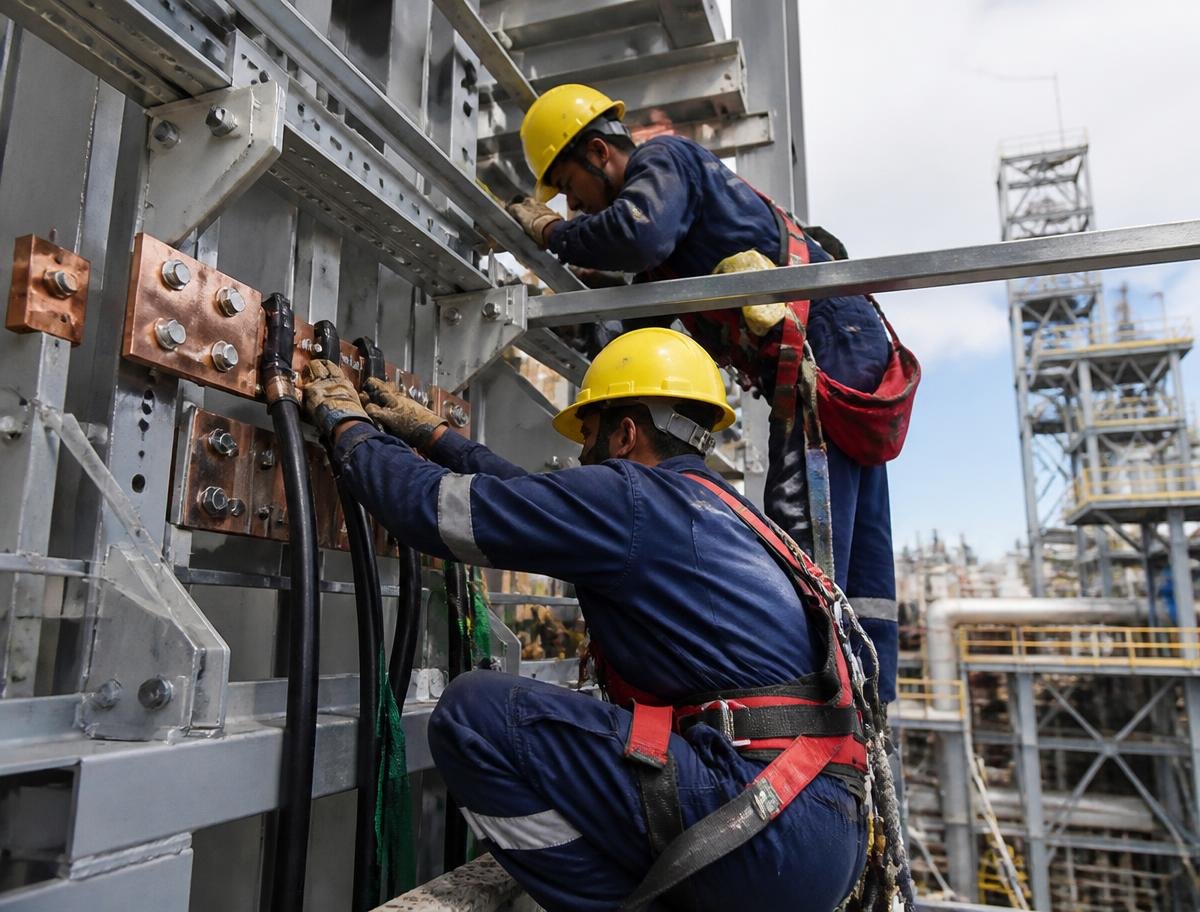 Industrial environment representative of installation, dismantling & commissioning work